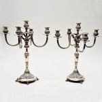 Par de candelabros para 5 velas em prata portuguesa repuxada e cinzelada, contraste Águia 833 mls no estilo inglês liso e gomado com braços em serpentina. Peso: 2.563 gr. Meds: 40,0 cm x 33,0 cm