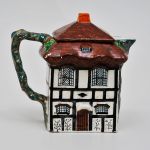 Chaleira em faiança inglesa ` Hadocck&Sons - England - Royal Vitreous`, corpo em formato de casa. Meds: 16,0 cm x 16,0 cm