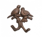 Delicado cabideiro de pássaros em fer forge com pintura rústica contendo dois ganchos. Medidas 13,5x4x11,5 cm