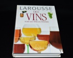 LIVRO: Famoso guia larousse de vinhos com mapas de todas as regiões demarcadas de vinhos da Europa. Com capa dura e contra capa. 608 páginas