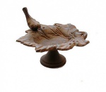 Delicado comedor de pássaros em fer forge com motivo de folha e com pintura rústica contendo escultura de pássaro sobre o comedor. Medidas 20x17,5x15,5 cm