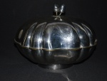 Belíssima sopeira em metal espessurado a prata, em formato oval e com puxadores representando avelãs.