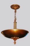 Belíssimo lustre palaciano em metal dourado com belíssimos acabamentos e ricos adornos. Medida 90 cm de altura e 60 cm de diâmetro.