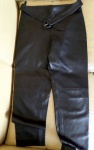 GIANNI VERSACE,  CALÇA DE COURO FEMININA ORIGINAL, 40cm de cintura x 97cm de comprim., com etiquetas, modelo 100% Leather, Made in Italy.