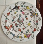 Belissimo e antigo prato oriental, todo pintado a mão, medindo aproximadamente 30cm de diâmetro.