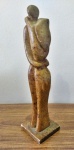 Belissima escultura em pedra sabão representando casal, década de 50, medindo 29 cm, bicado discreto na base conforme foto
