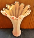 Lindíssimo vaso floreira em murano ,ricamente elaborado com borda em babados , medindo 22 cm aproximadamente.