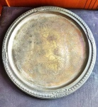 Belissima bandeja antiga, toda trabalhada, detalhes em relevo em prata 90, medindo  33 cm.
