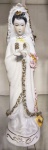 Estatueta oriental antiga Deusa em porcelana década de 40,, exuberantemente elaborada com detalhes em relevo sobre flor de lótus. com detalhes pintados a mão, medindo aproximadamente 25 cm.