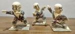 Belo conjunto antigo oriental, três sábios lutadores em resina pintados a mão, medindo aproximadamente 10 cm.