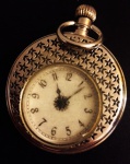 Relógio de bolso modelo diferenciado em metal prateado com decoração estrelas em relevo , mostrador branco . Relógio de coleção sem uso.