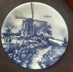 Antigo prato Holandês em porcelana com cena local pintada a mão. medindo 30 cm.