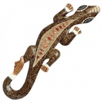 Belo Lagarto Gecko artesanal feito em madeira entalhada e por artistas de Bali, na Indonésia.Segundo a cultura Maori, os geckos representam a proteção, pois creem que eles mantém as doenças afastadas da casa que lhe abriga. Essa crença se deve ao fato deles comerem insetos e pragas, que são responsáveis pela propagação de doenças, os maoris também acreditavam que os geckos tinham o dom de prever o futuro. medindo 50 cm de comprimento.