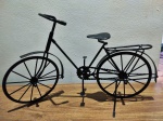 Belissima bicicleta de coleção em ferro fundido, medindo 36 x 23 cm.