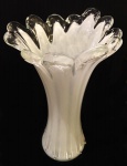 Lindíssimo vaso floreira em murano branco,ricamente elaborado com borda em babados e corpo frisado, medindo 22 cm.