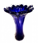 Lindíssimo vaso floreira em murano AZUL ,ricamente elaborado com borda em babados e corpo frisado, medindo 22 cm.