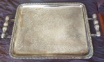 Belissima, pesada e antiga bandeja de prata 90, medindo 50 x 30 cm.