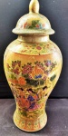 Belo potiche oriental antigo pintado a mão com desenhos filetados a ouro, medindo 26 cm de altura.