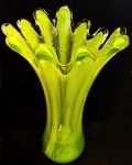Lindíssimo vaso floreira em murano ,ricamente elaborado com borda em babados , medindo 30 cm aproximadamente.