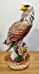 Grande e Belíssima águia com revestimento em resina, toda pintada a mão com detalhes que impressionam. medindo 60 cm de altura.