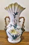 Belissimo vaso ânfora de origem portuguesa  antigo década de 40 com alças filetadas a ouro, medindo 23 cm de altura.