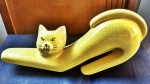 Belissimo gato elaborado por design em porcelana, medindo aproximadamente 30 cm.