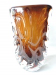 Murano -  Belíssimo vaso feito em pesado vidro de Murano, nas marrom e translúcido, com ricos relevos e volutas. Meidas de 30cm x 18cm.