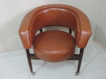 Sérgio Rodrigues - Belíssima cadeira Beg, feita em Jacarandá e revestida de couro natural na cor marrom e pés com rodízios.