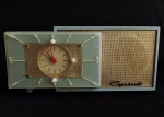 Antigo rádio Caperhart, feito em baquelite e com funcionamento à pilha. Medidas de 32cm x 14cm. Não testado e sem garantias de funcionamento.