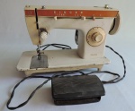 Antiga máquina de costura da marca Singer.