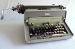 Máquina de escrever da marca Remington Sperry Hand. No estado e faltando algumas teclas.