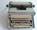 Antiga máquina de escrever da marca Remington. Funcionando.