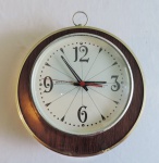 Relógio Braseiko Transistor - 5 Rubis, movido à pilha, com vidro bombê, funcionando até o momento. Medida de 28cm.