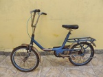 Antiga bicicleta da marca Monark, com pintura na cor azul. Retirada em Campo Grande- RJ.