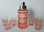 Moser - Belíssimo conjunto composto de garrafa coqueteleira e 06 copos em cristal Moser em tom rosê. Medida de 24cm x 10cm (garrafa) e  8cm x 6cm(copo).