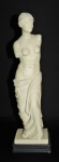 Escultura em pó de mármore representando Vênus de Milus. Medidas de 29cm de alt.