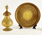 Belo conjunto de  Jarra com tampa e bandeja redonda em metal dourado de origem oriental. Alt. jarra 30 cm, diam. bandeja 29