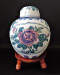 Potiche de porcelana de origem chinesa com peanha em madeira. Decoração floral em tons rosas. Medidas 26cm x 20cm (com  a base)