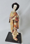 Antiga Boneca de origem japonesa representando uma Gueixa. Medidas de 32cm x 10cm. Com desgastes naturais do tempo.
