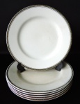 J&G Meaking - 06 belíssimos pratos rasos, feitos em porcelana Inglesa da manufatura J&G Meaking England, com decoração nas cores branca, verde musgo e detalhes em ouro. Medidas de 23cm.