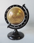 Design - Lindo globo terrestre, feito em metal na cor preta e dourado. Medidas de 24cm x 15cm. Peça em perfeito estado e sem uso.
