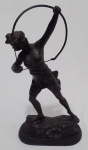 Linda e antiga Escultura, feita em petit bronze patinado representando "arqueira". Base em madeira. Alt. 39 cm