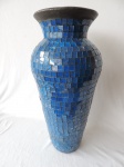 Belíssimo vaso de origem indonésia, trabalhado em pastilhas de vidro em forma de mosaico. Alt.. 50 Cor Azul