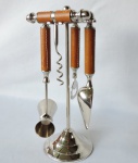 Belo conjunto de utensílios para bar, feito em pesado metal prateado e cabo forrado em couro. Em perfeito estado, sem uso. Medidas de 27cm x 11cm
