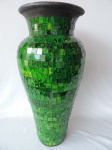 Belíssimo vaso de origem indonésia, trabalhado em pastilhas de vidro em forma de mosaico. Alt.. 50 Cor Verde