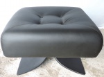 Oscar Niemeyer - Espetacular Puff da poltrona  Easy Chair, de Oscar Niemeyer, em perfeito estado, todo em couro natural e estrutura em madeira ebanizada. Em perfeito estado