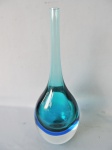 Murano - Maravilhoso vaso solifleur feito em grosso vidro de Murano, decorado nas cores azul, verde e translúcido. Medidas de 44cm x 17cm. Em perfeito estado.