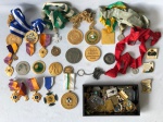 Colecionismo - Coleção com diversas medalhas, broches e chaveiros de origens diversas.