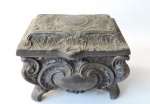 Antiga caixa porta jóias feita em metal espessurado à prata e em forma de uma bela cômoda. Medidas de 10cm xx 8,5cm.