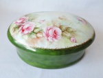 Bela caixa porta jóias feita em porcelana decorada na cor verde com flores. Medidas de 19,5 cm x 14cm.